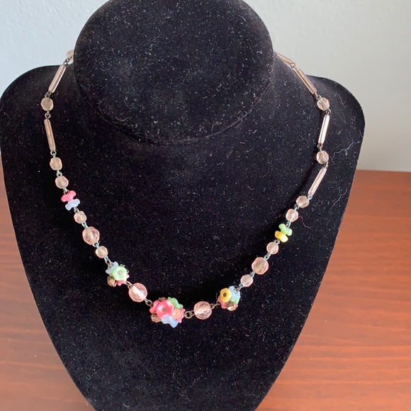 Jewelry - Cute & dainty vintage floral beaded necklace